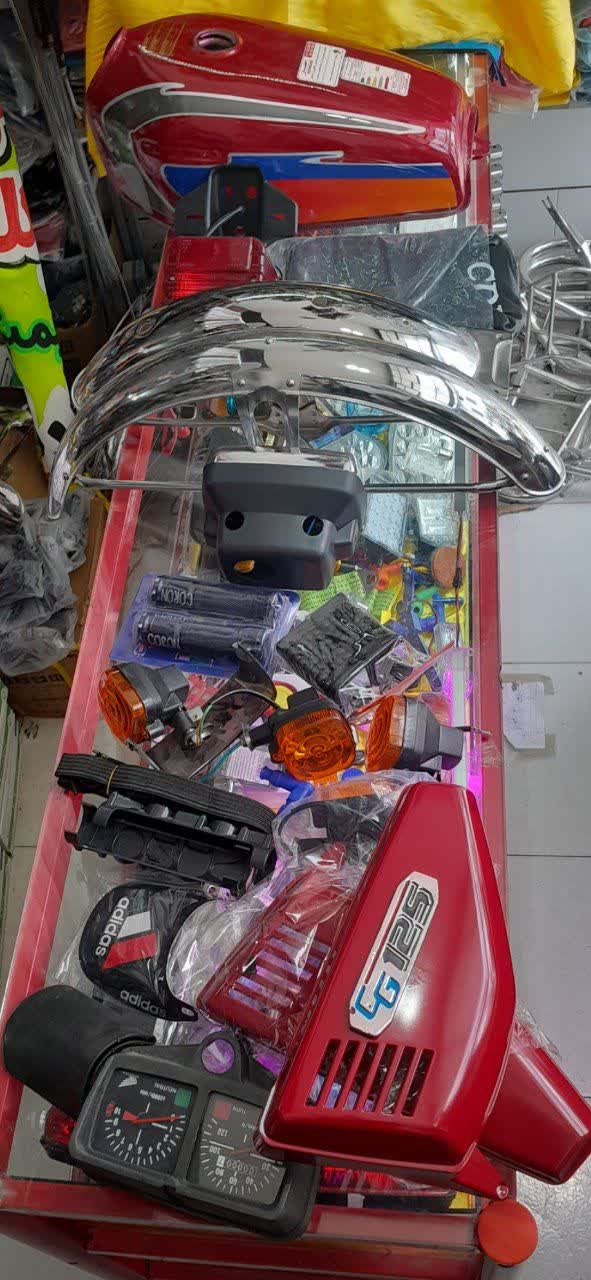 شامل .باک و درب بغل .گلگیر جلو و عقب .روزینی .ابرویی چراغ جلو .کش باربند خارجی .چراغ جلو کامل.خطر عقب کامل .4 عدد راهنما .روکش پایه کمک جلو .لاستیک سر دسته .گل گیر عقب جلو .سر شمع.کیلومتر دکوری