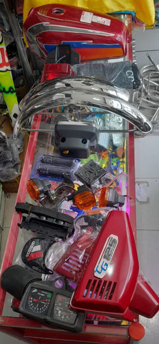 شامل .باک و درب بغل .گلگیر جلو و عقب .روزینی .ابرویی چراغ جلو .کش باربند خارجی .چراغ جلو کامل.خطر عقب کامل .4 عدد راهنما .روکش پایه کمک جلو .لاستیک سر دسته .گل گیر عقب جلو .سر شمع.کیلومتر دکوری